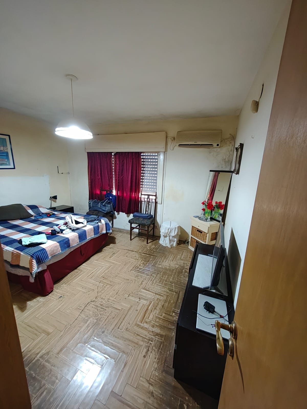Casa interna por pasillo con patio