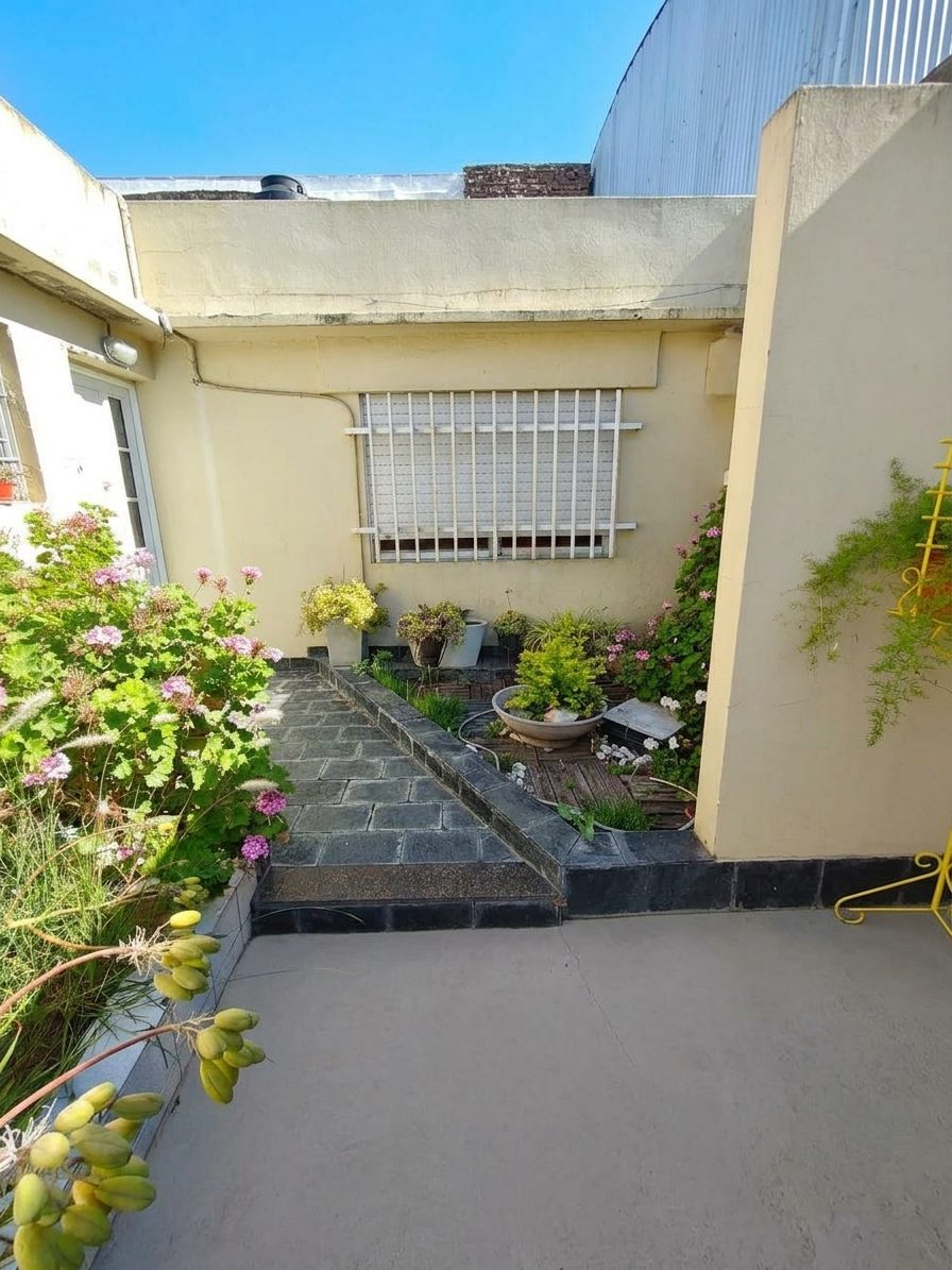 Casa interna por pasillo con patio