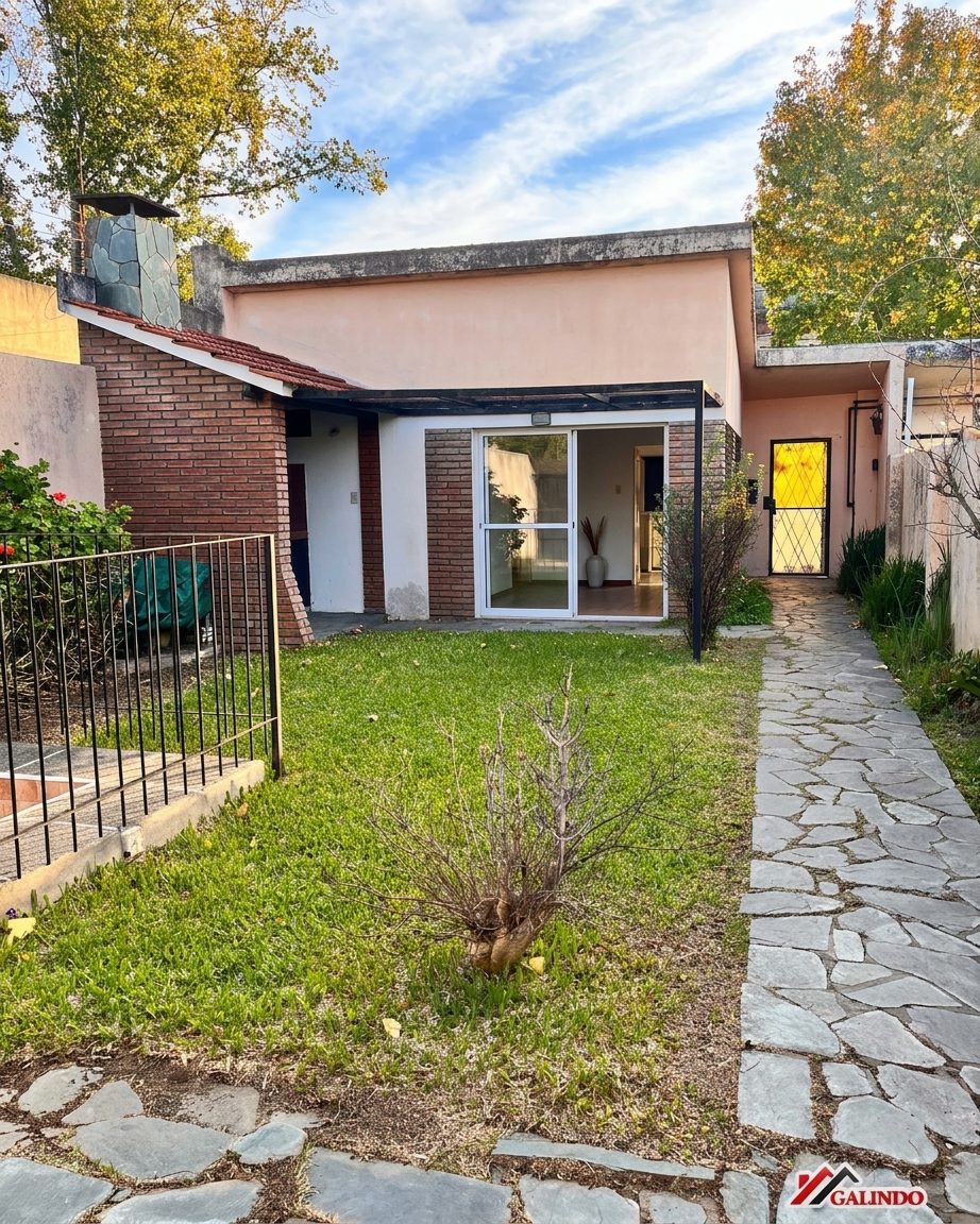 Casa 3 dormitorios cochera doble jardin y pileta