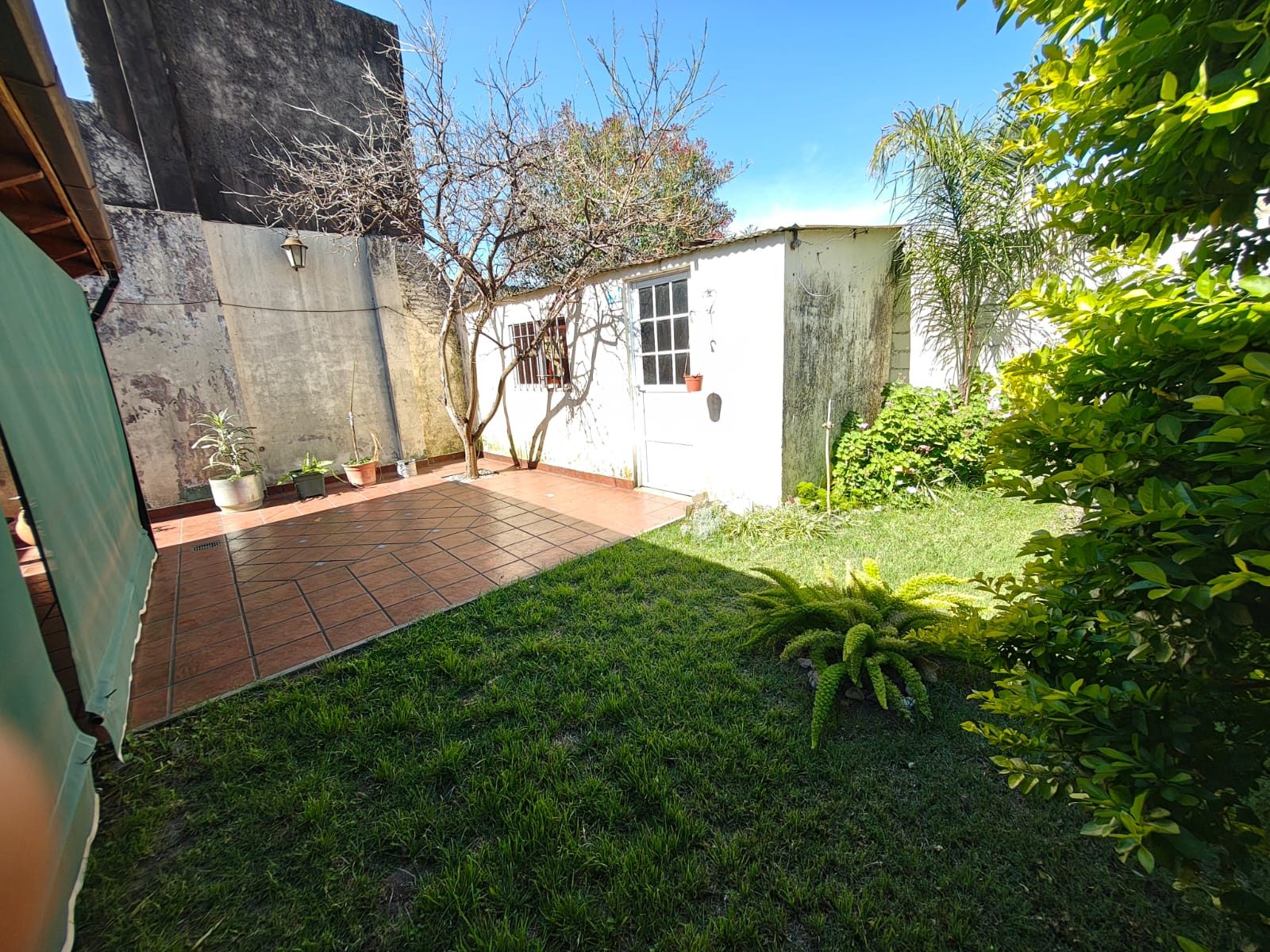 Casa interna por pasillo con patio
