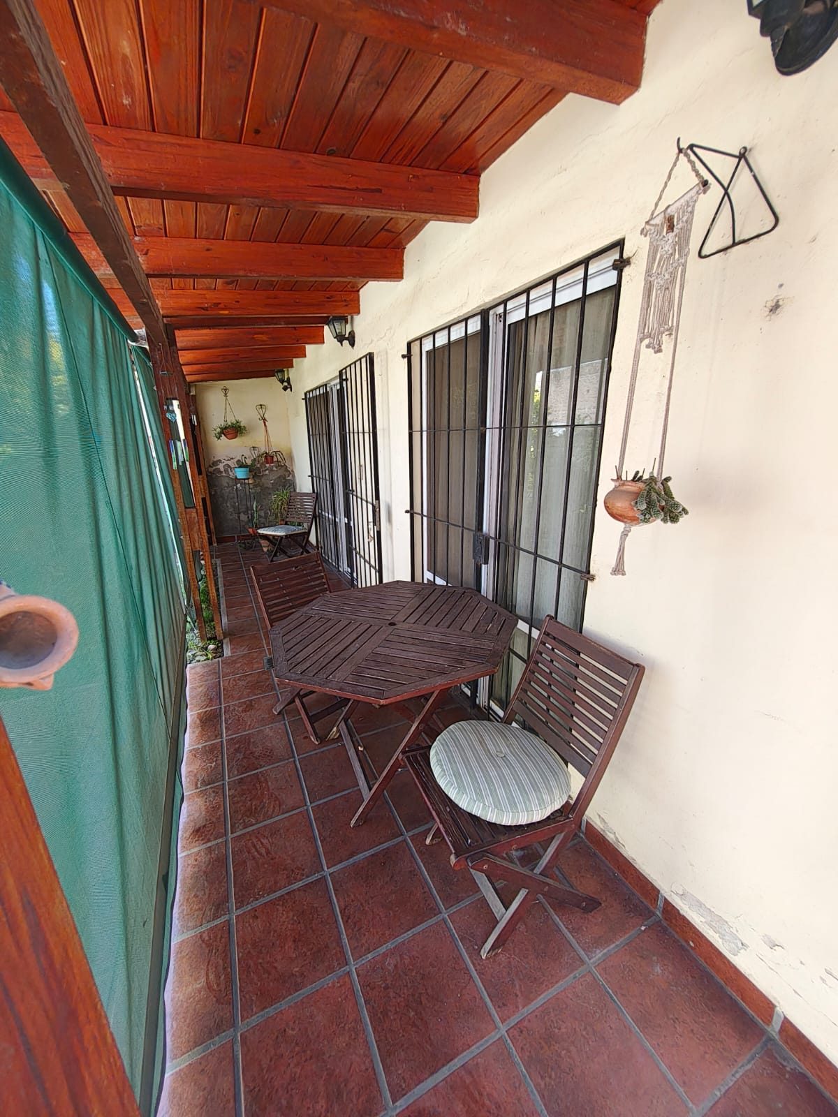 Casa interna por pasillo con patio